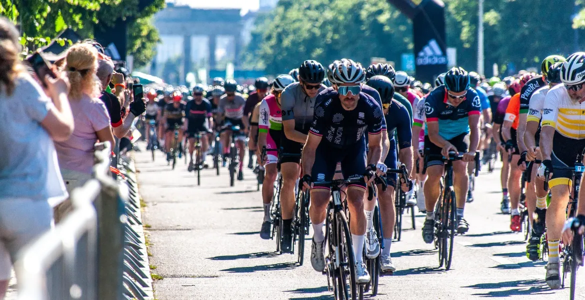 Giro d'Italia: Pedersen domina in Albania tra insidie e sorprese