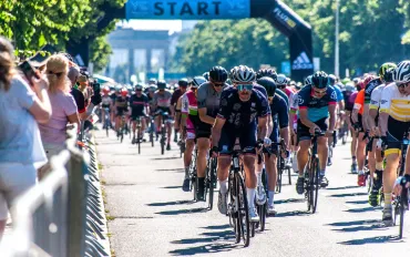 Giro d'Italia: Pedersen domina in Albania tra insidie e sorprese