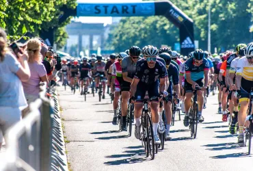 Giro d'Italia: Pedersen domina in Albania tra insidie e sorprese