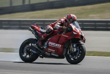 Marquez domina la Sprint di Misano: Bezzecchi battuto, Bagnaia sprofonda