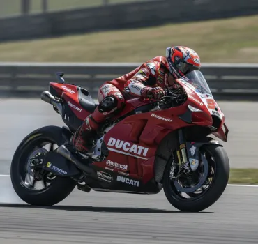 Marquez domina la Sprint di Misano: Bezzecchi battuto, Bagnaia sprofonda