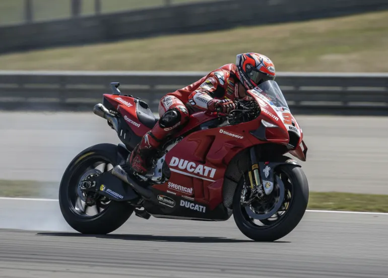 Marquez domina la Sprint di Misano: Bezzecchi battuto, Bagnaia sprofonda