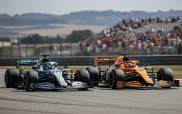 Antonelli trionfa tra le polemiche: Norris beffato dalla VSC, Verstappen resta in scia