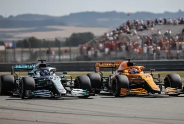 Antonelli trionfa tra le polemiche: Norris beffato dalla VSC, Verstappen resta in scia