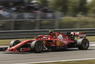 Hamilton-Ferrari, dramma a Madrid: Lewis si ritira, Leclerc resiste ed è quarto