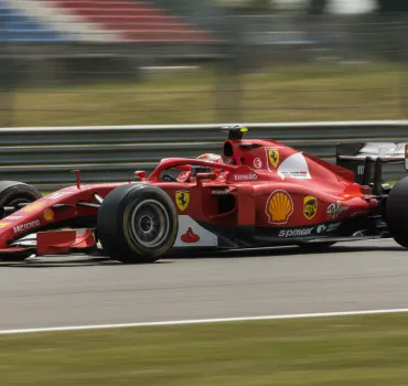 Crisi Ferrari a Madrid: il ritiro di Hamilton riapre la sfida mondiale con McLaren