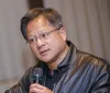 Jensen Huang sfida i critici: l'intelligenza artificiale non va fermata ma perfezionata