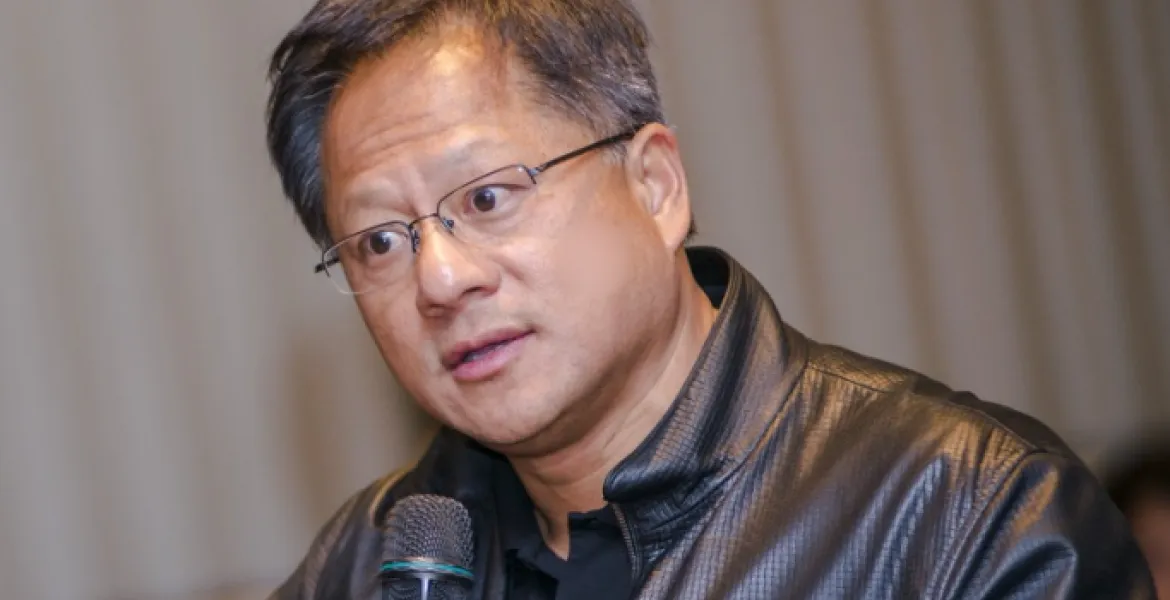Jensen Huang sfida i critici: l'intelligenza artificiale non va fermata ma perfezionata