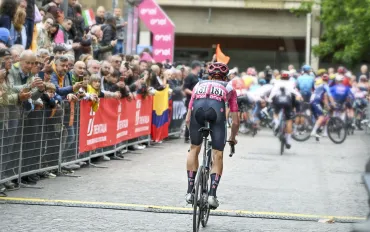 Trionfante Mads Pedersen: Tripletta al Giro d'Italia 2025