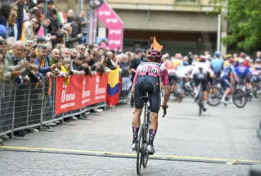 Trionfante Mads Pedersen: Tripletta al Giro d'Italia 2025