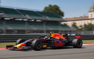 Red Bull blinda il futuro: Isack Hadjar confermato al fianco di Verstappen per il 2027