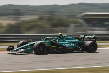 Aston Martin sfida il cronometro a Baku: la AMR26 punta tutto sulla leggerezza