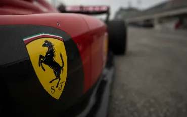 Leclerc a Baku tra sfide e veleni: Con Hamilton nessun caso, ma Mercedes vola