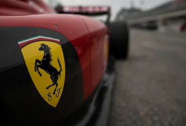 Leclerc a Baku tra sfide e veleni: Con Hamilton nessun caso, ma Mercedes vola