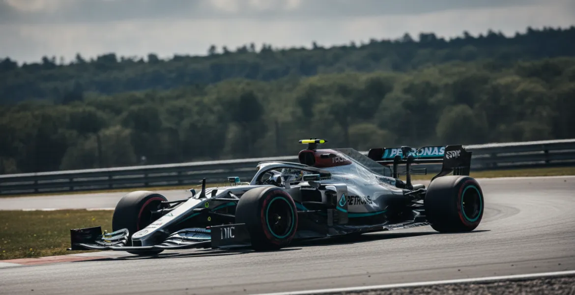 Mercedes domina il venerdì di Baku: Russell e Antonelli davanti a tutti, Ferrari insegue