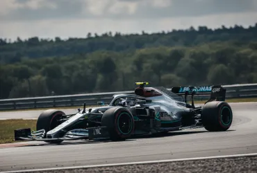 Mercedes domina il venerdì di Baku: Russell e Antonelli davanti a tutti, Ferrari insegue
