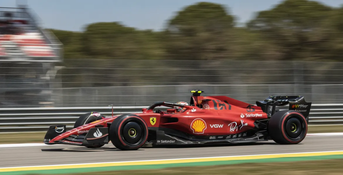 Ferrari alla prova di Baku: Leclerc cerca il guizzo, Hamilton punta sul metodo per la sfida alla Red Bull