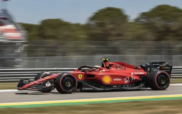 Ferrari alla prova di Baku: Leclerc cerca il guizzo, Hamilton punta sul metodo per la sfida alla Red Bull