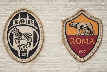 Juventus e Roma, scontro totale per Darryl Bakola: il futuro del centrocampo passa dal Sassuolo