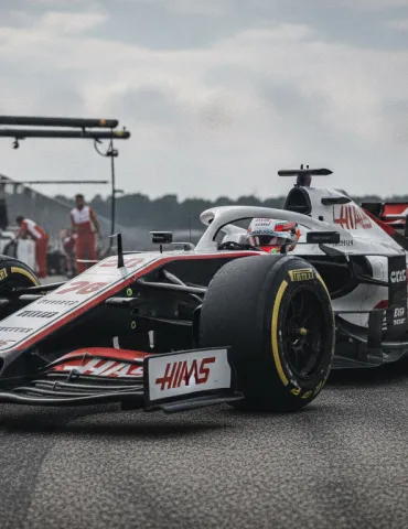 Esteban Ocon lascia la Haas: ufficiale l'addio a fine stagione e caccia al sedile 2027
