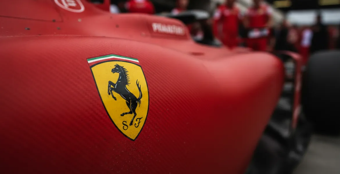 Leclerc e Hamilton fanno scudo: Ferrari unita a Sepang