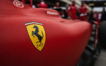 Leclerc e Hamilton fanno scudo: Ferrari unita a Sepang