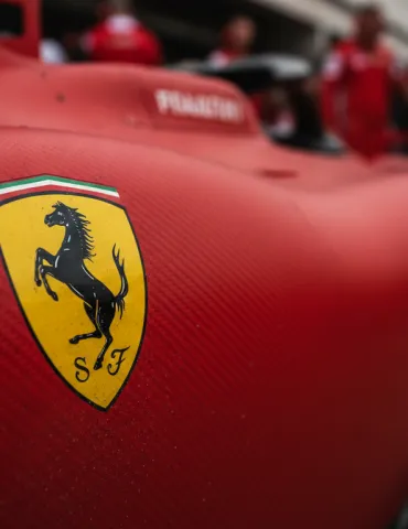 Leclerc e Hamilton fanno scudo: Ferrari unita a Sepang