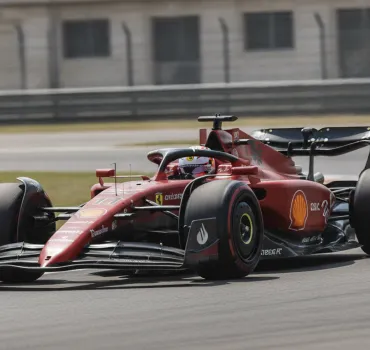 Leclerc ruggisce a Sepang: Ferrari leader nelle FP2, fatica il leader Antonelli