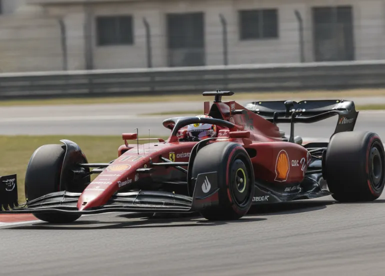 Leclerc ruggisce a Sepang: Ferrari leader nelle FP2, fatica il leader Antonelli