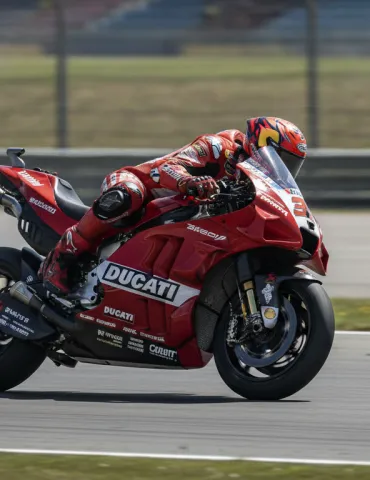 Marc Marquez domina la Sprint di Motegi: il Mondiale MotoGP 2026 è nel caos