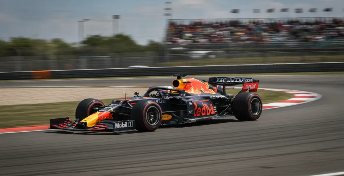 Verstappen domina il caos di Sepang: Antonelli vede il titolo mondiale