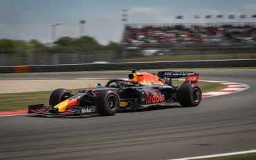 Verstappen domina il caos di Sepang: Antonelli vede il titolo mondiale