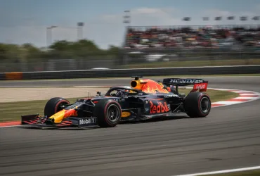 Verstappen domina il caos di Sepang: Antonelli vede il titolo mondiale