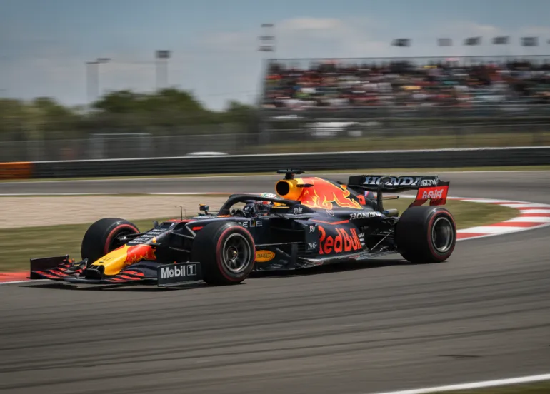 Verstappen domina il caos di Sepang: Antonelli vede il titolo mondiale