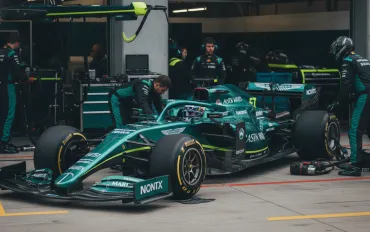 Alonso contro Hamilton è scontro totale a Sepang: Lo spagnolo accusa la FIA di favoritismi