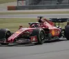 Ferrari cerca il riscatto a Singapore: Leclerc analizza gli errori e Hamilton sfida il meteo