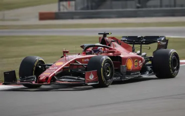 Ferrari cerca il riscatto a Singapore: Leclerc analizza gli errori e Hamilton sfida il meteo