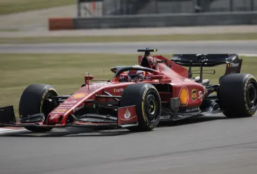 Ferrari cerca il riscatto a Singapore: Leclerc analizza gli errori e Hamilton sfida il meteo