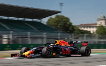 Max Verstappen Re di Singapore: Pole position e dominio assoluto nel 2026
