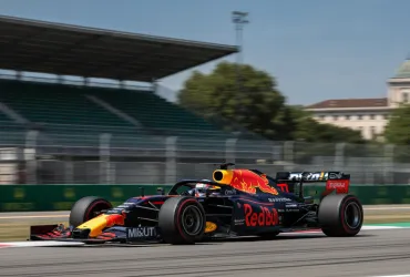 Max Verstappen Re di Singapore: Pole position e dominio assoluto nel 2026