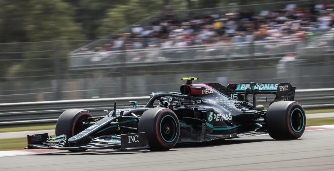 F1 2026: Verstappen firma la pole numero 50 mentre Antonelli lotta con una Mercedes nervosa