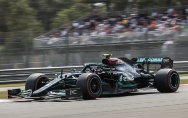F1 2026: Verstappen firma la pole numero 50 mentre Antonelli lotta con una Mercedes nervosa
