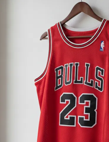 Michael Jordan riscrive la storia: maglia venduta per 14 milioni di dollari