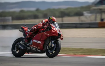 Marquez incorona Martin: Il duello per il titolo MotoGP si infiamma tra rispetto e retroscena