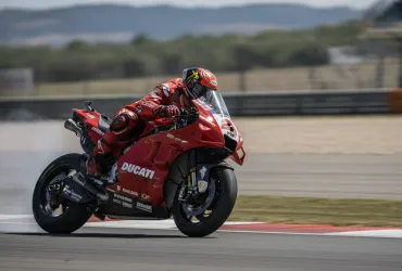 Marquez incorona Martin: Il duello per il titolo MotoGP si infiamma tra rispetto e retroscena