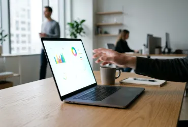Apple presenta i nuovi MacBook Pro: display OLED touch e processori M5 e M6 il 28 ottobre