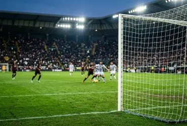 Il Milan batte l'Udinese 2-0 e aggancia la Roma al secondo posto