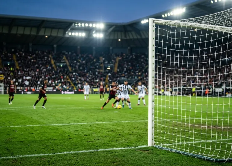Il Milan batte l'Udinese 2-0 e aggancia la Roma al secondo posto