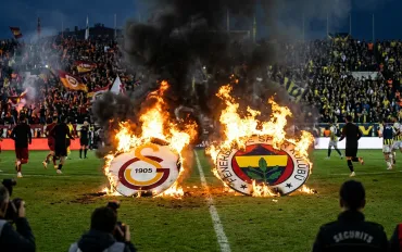 Scontri e rissa nel derby di Istanbul tra Galatasaray e Fenerbahce