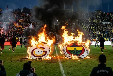 Scontri e rissa nel derby di Istanbul tra Galatasaray e Fenerbahce
